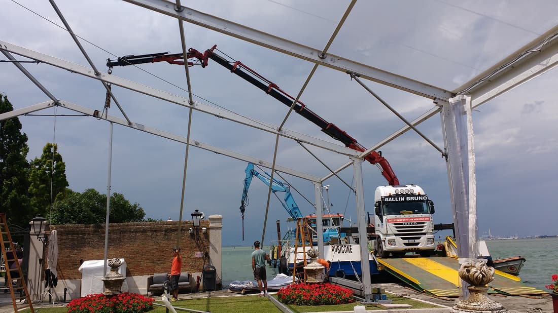 Noleggio autocarri con grù — foto 8