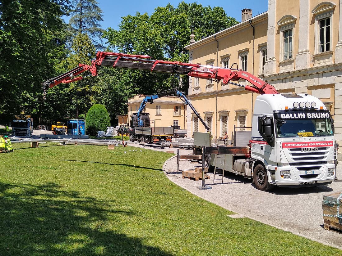 Noleggio autocarri con grù — foto 1