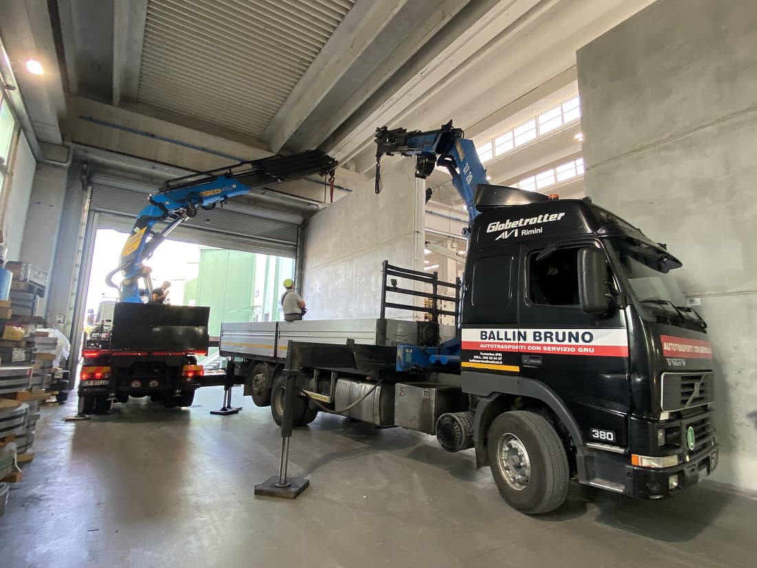 Noleggio autocarri con grù — foto 10