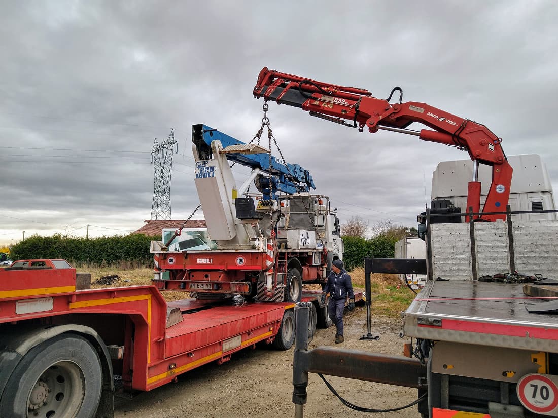 Noleggio autocarri con grù — foto 4