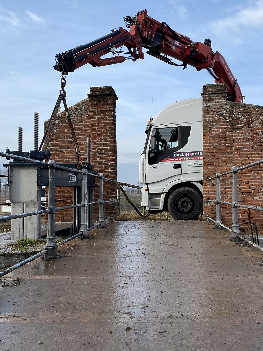 Noleggio autocarri con grù — foto 12